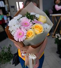 Букет цветов из:  Герберы, Розы и Хризантемы в Квиток