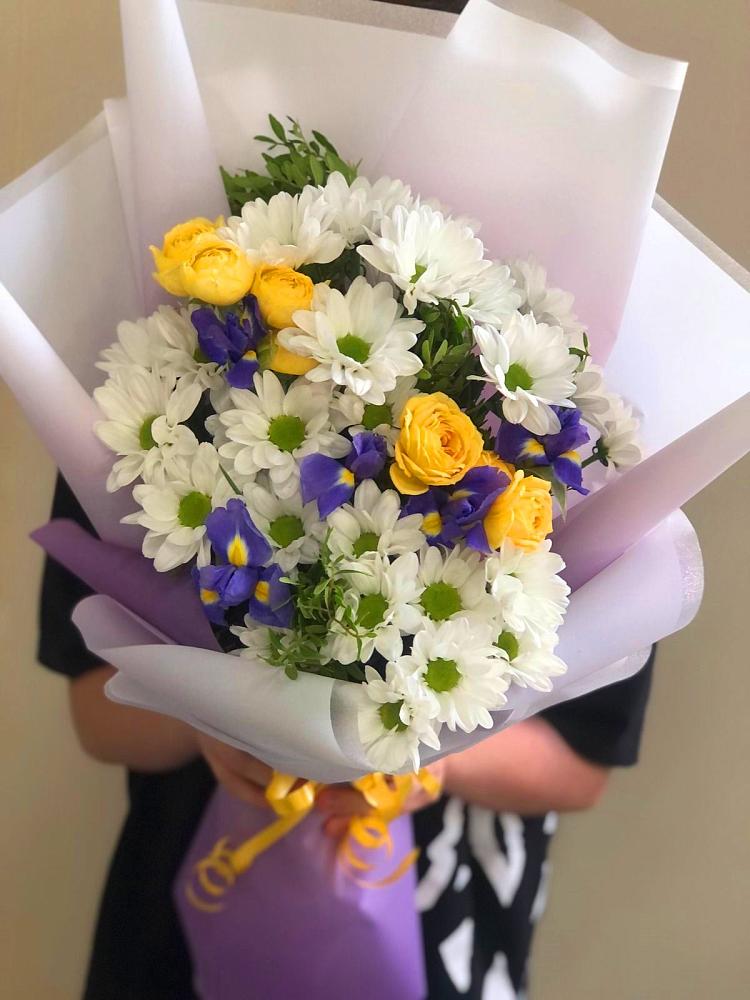 Букет цветов из: Ирисы, Хризантемы и Розы в Квиток