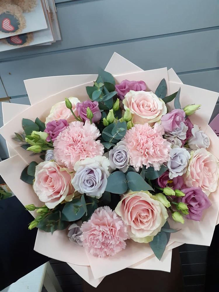 Букет цветов из: Розы, Гвоздики и Лизиантусы в Квиток