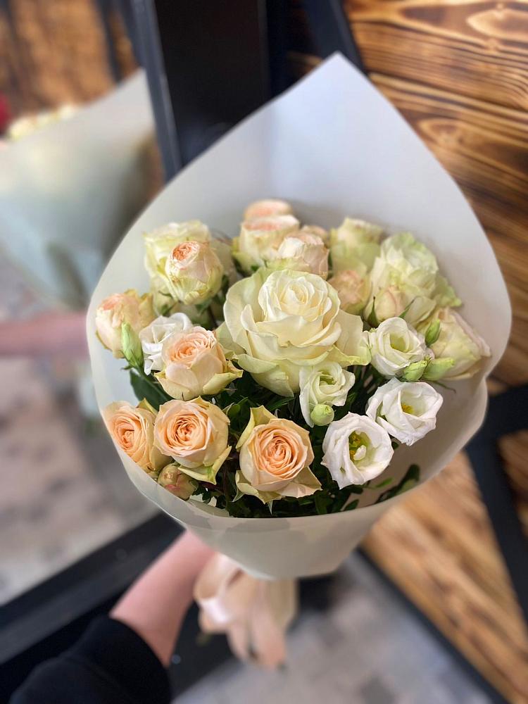 Букет цветов из: Розы и Лизиантусы в Квиток